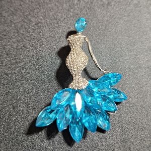 💎NEW - Elegant Silver and Blue Crystal Brooch, with Faux Diamond Accents